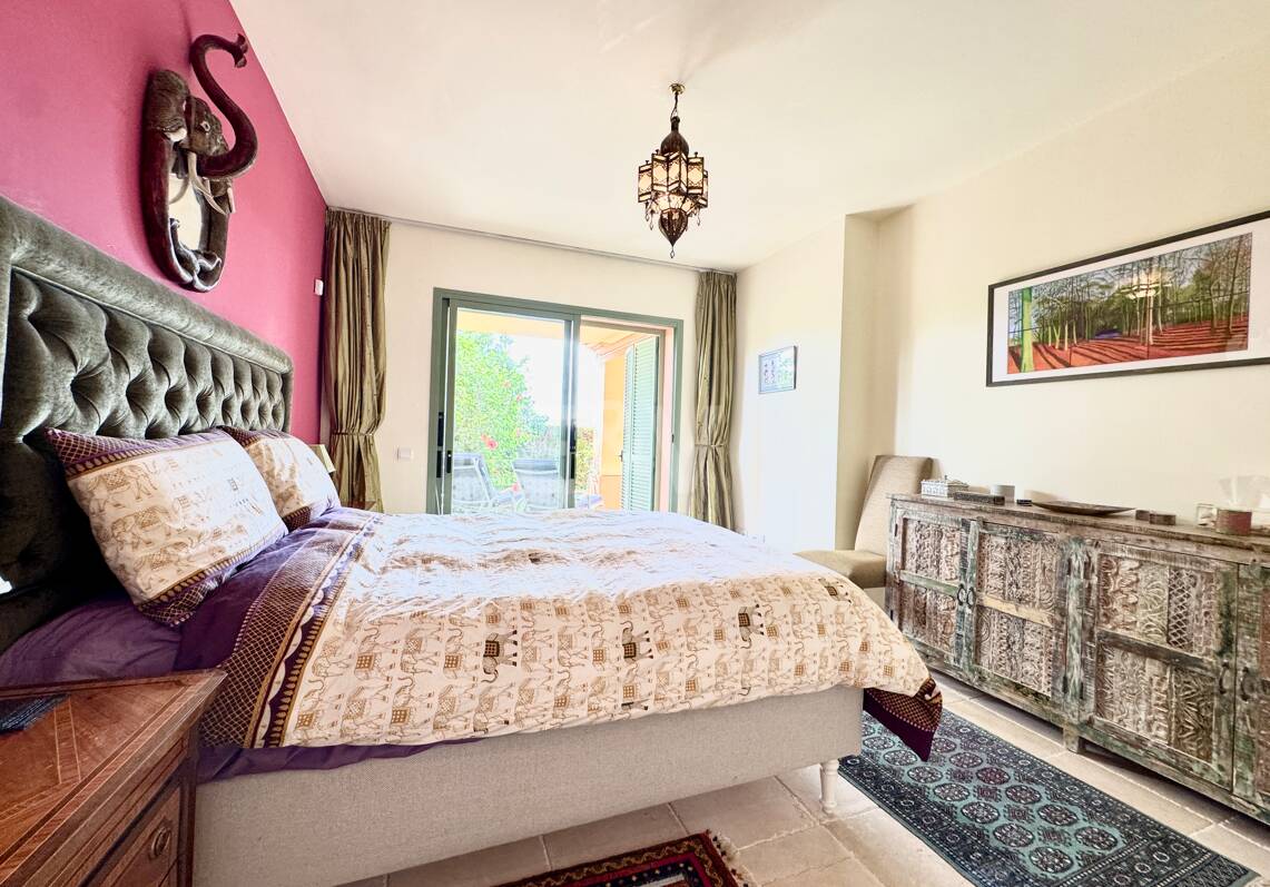 Apartamento en planta baja en prestigiosa urbanización cerrada con jardín privado y terraza