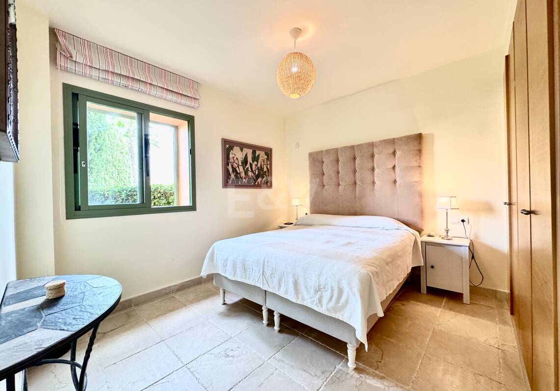 Apartamento en planta baja en prestigiosa urbanización cerrada con jardín privado y terraza