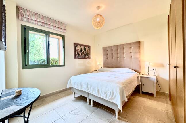 Appartement au rez-de-chaussée dans une communauté de prestige avec jardin privé et terrasse