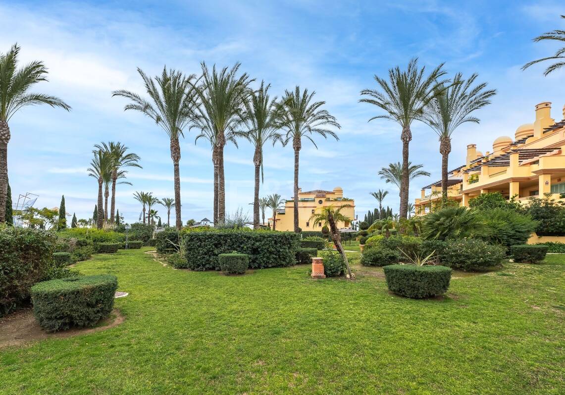 Apartamento en planta baja en prestigiosa urbanización cerrada con jardín privado y terraza