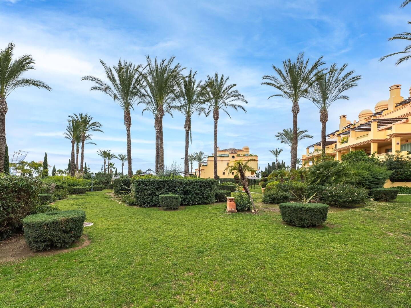 Apartamento en planta baja en prestigiosa urbanización cerrada con jardín privado y terraza