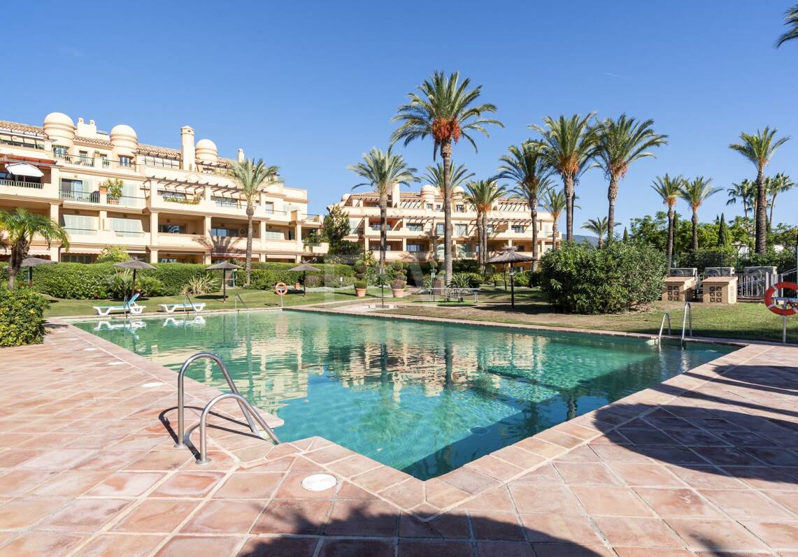 Apartamento en planta baja en prestigiosa urbanización cerrada con jardín privado y terraza