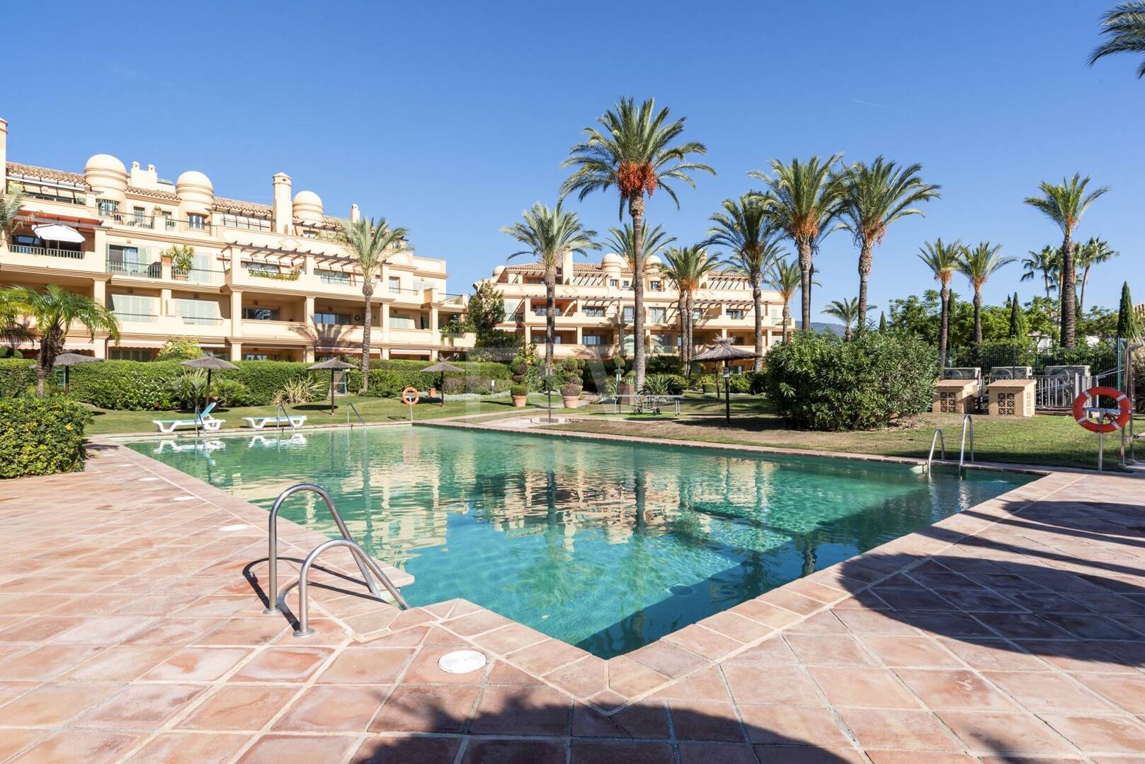 Apartamento en planta baja en prestigiosa urbanización cerrada con jardín privado y terraza