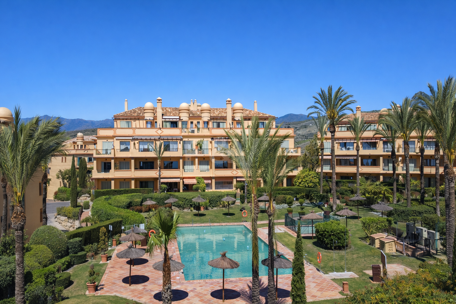 Apartamento en planta baja en prestigiosa urbanización cerrada con jardín privado y terraza