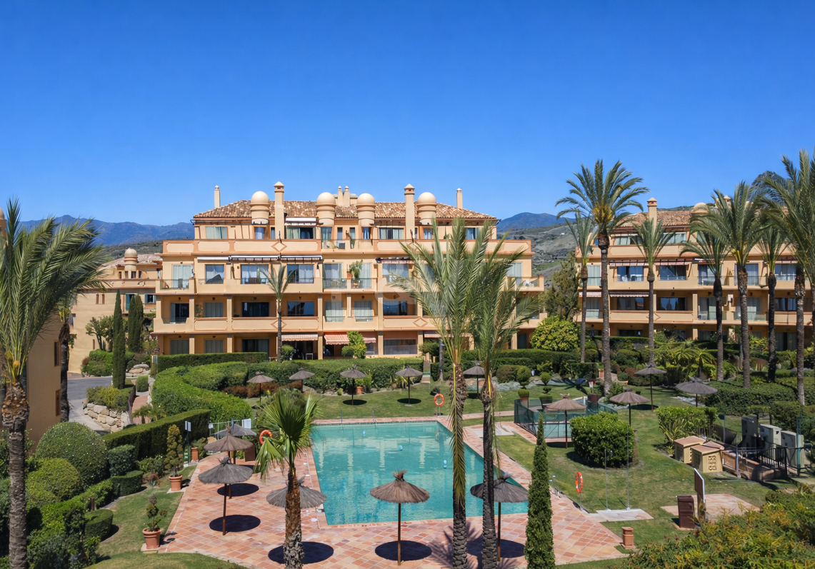 Apartamento en planta baja en prestigiosa urbanización cerrada con jardín privado y terraza