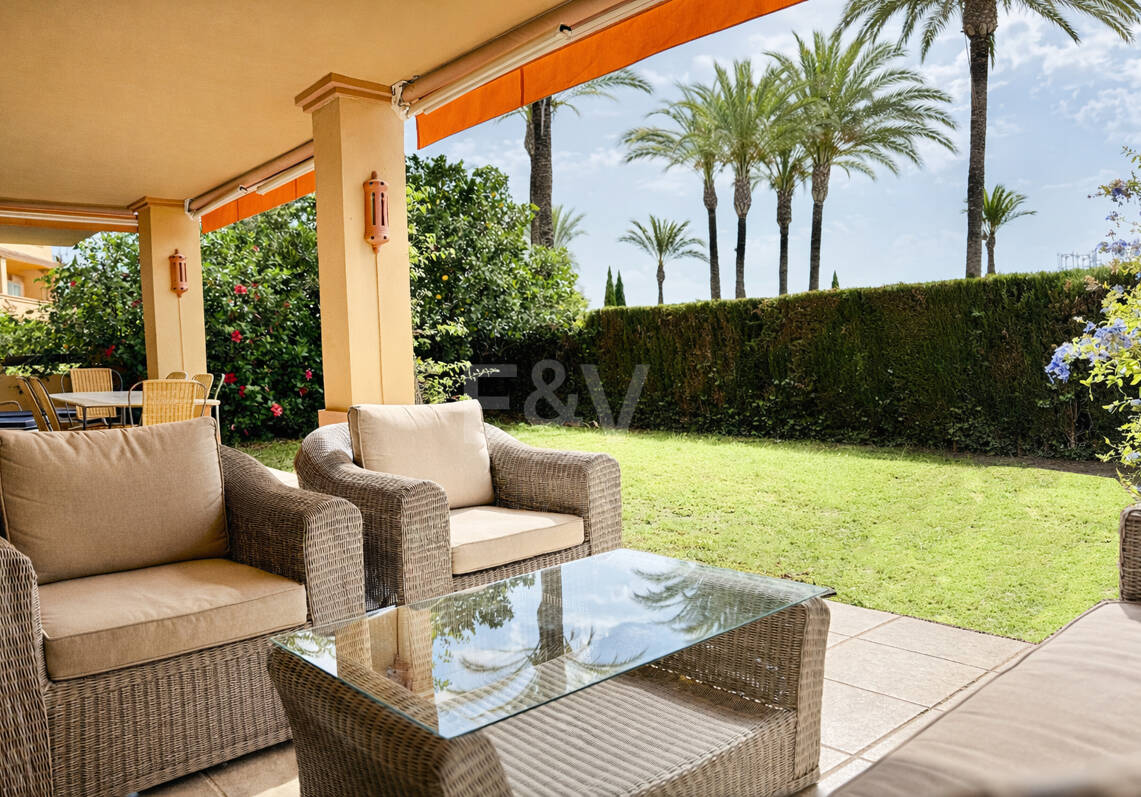 Apartamento en planta baja en prestigiosa urbanización cerrada con jardín privado y terraza