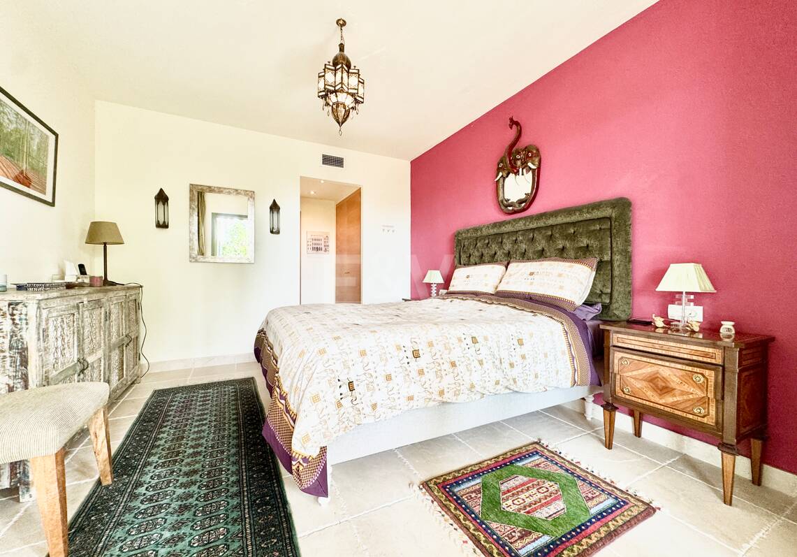 Apartamento en planta baja en prestigiosa urbanización cerrada con jardín privado y terraza