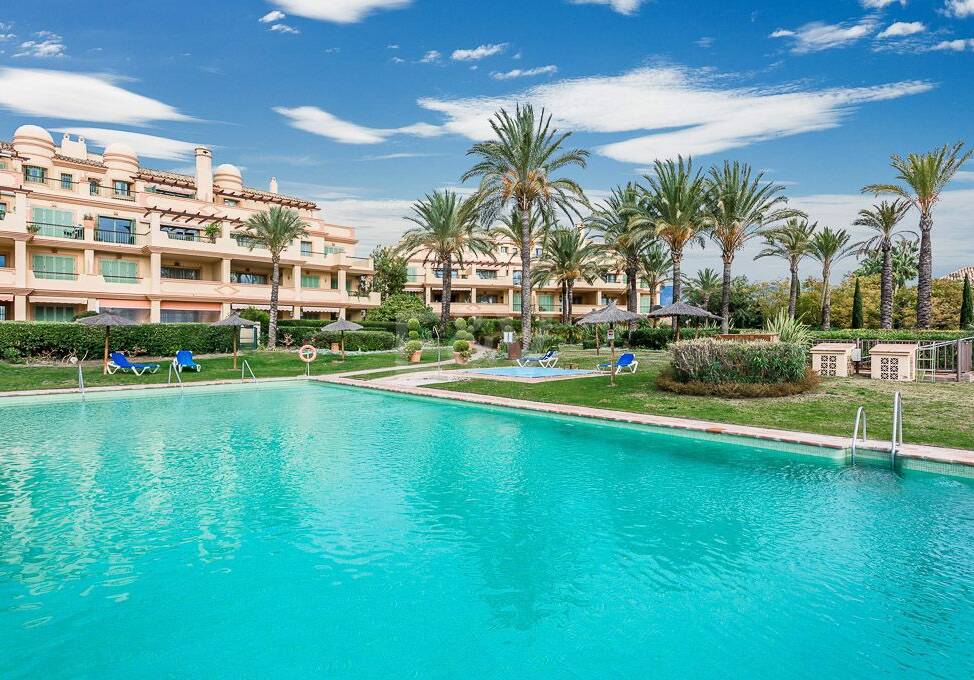 Apartamento en planta baja en prestigiosa urbanización cerrada con jardín privado y terraza