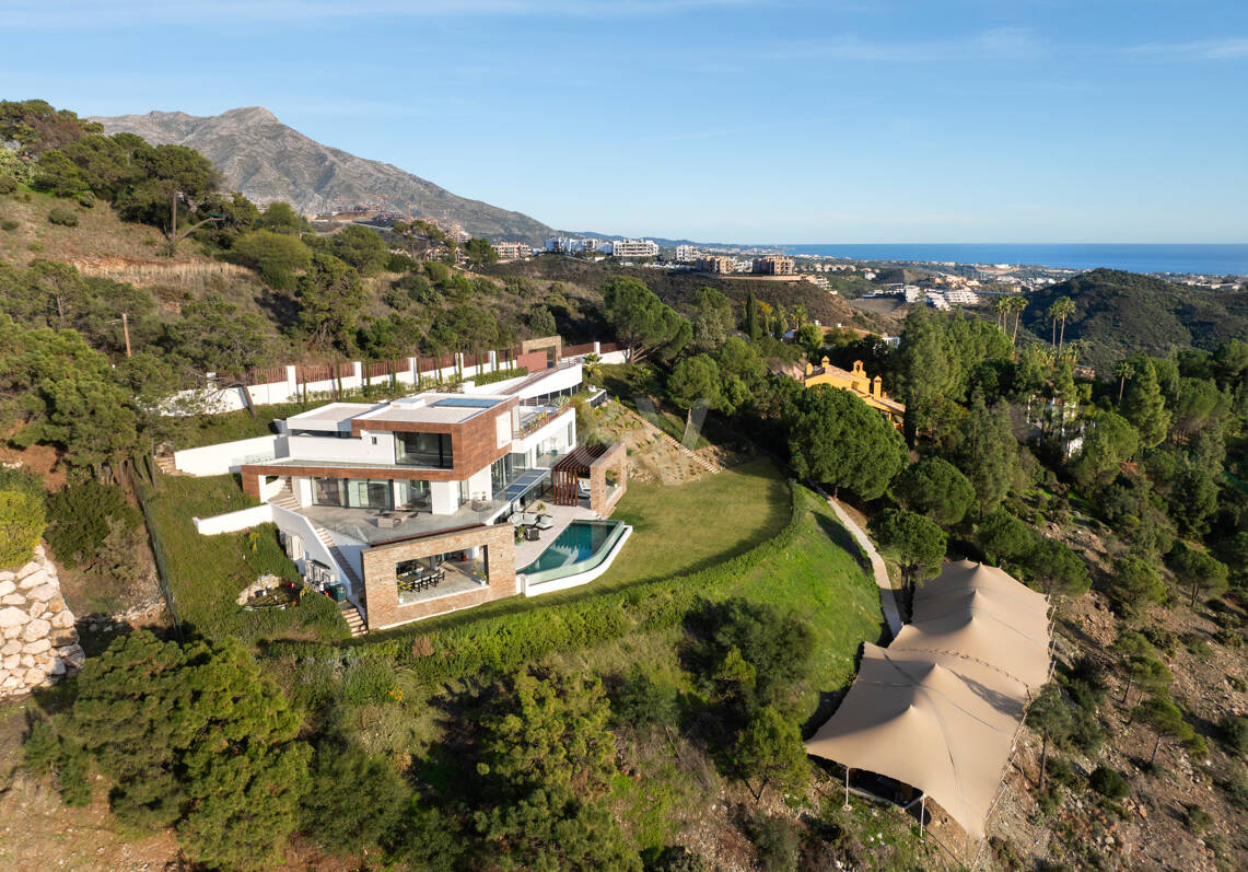 Villa de lujo de cinco dormitorios en ladera con vistas panorámicas en El Madroñal