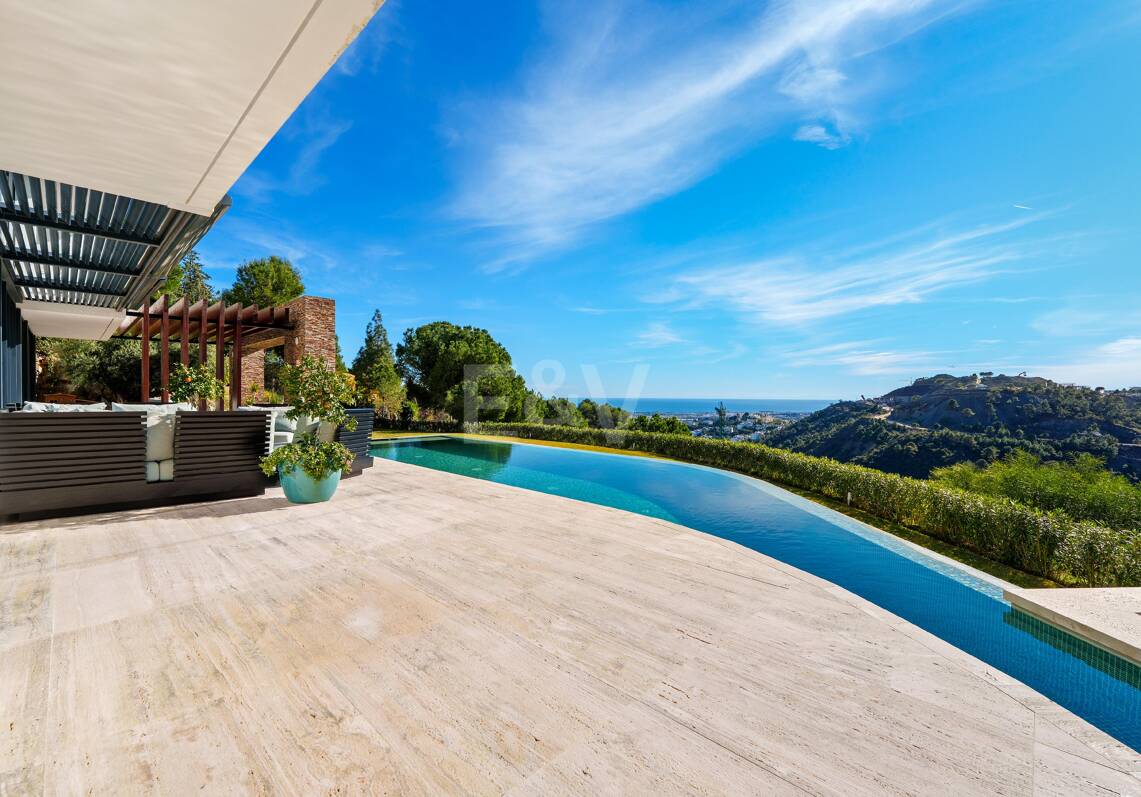 Villa de lujo de cinco dormitorios en ladera con vistas panorámicas en El Madroñal