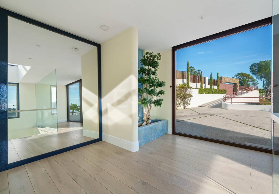 Villa de lujo de cinco dormitorios en ladera con vistas panorámicas en El Madroñal