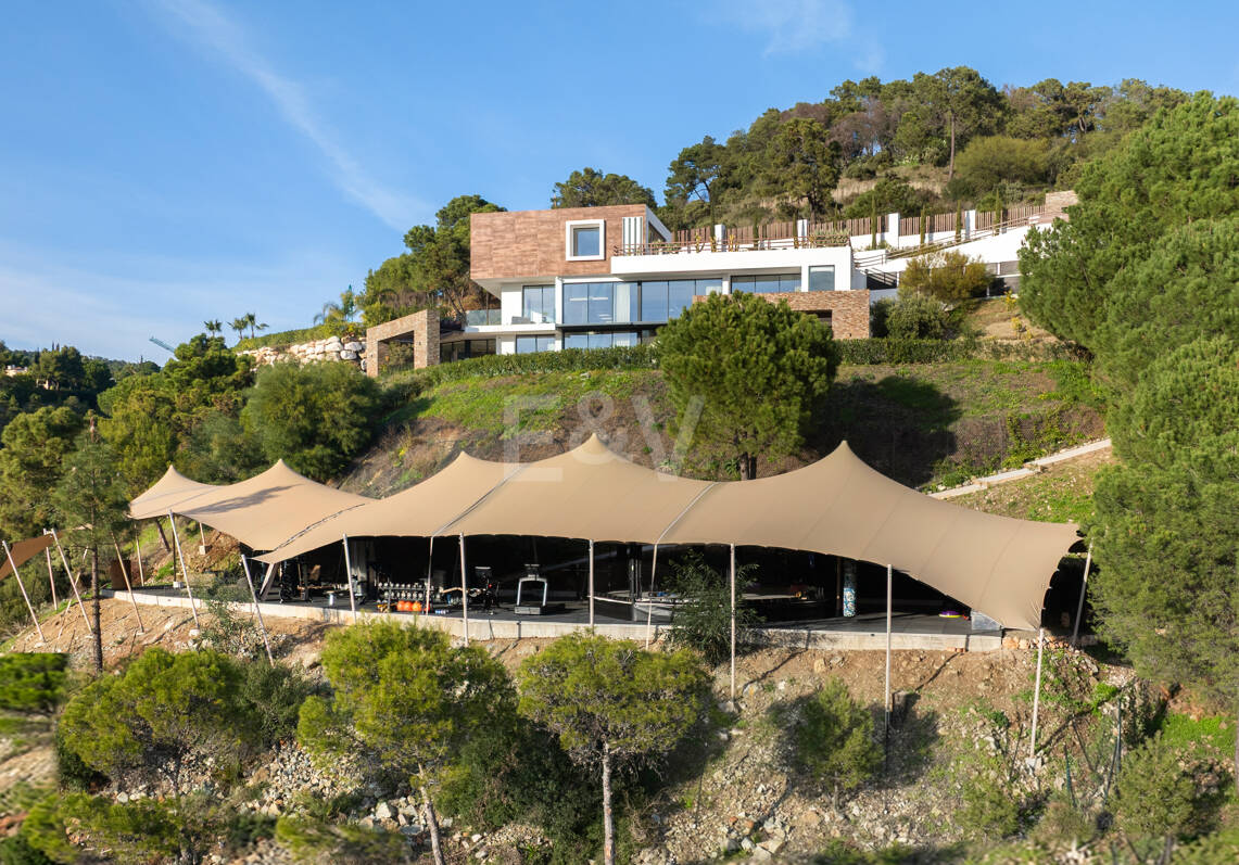 Villa de lujo de cinco dormitorios en ladera con vistas panorámicas en El Madroñal