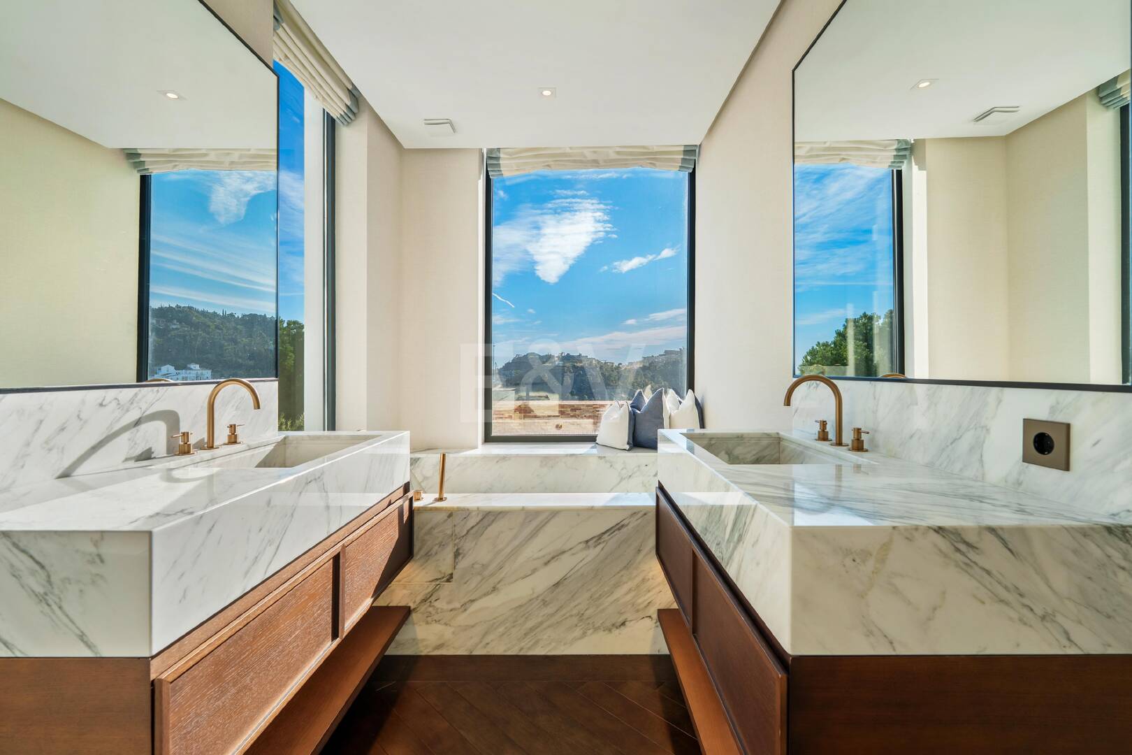 Luxury Five-Bedroom Hillside Villa with Panoramic Views