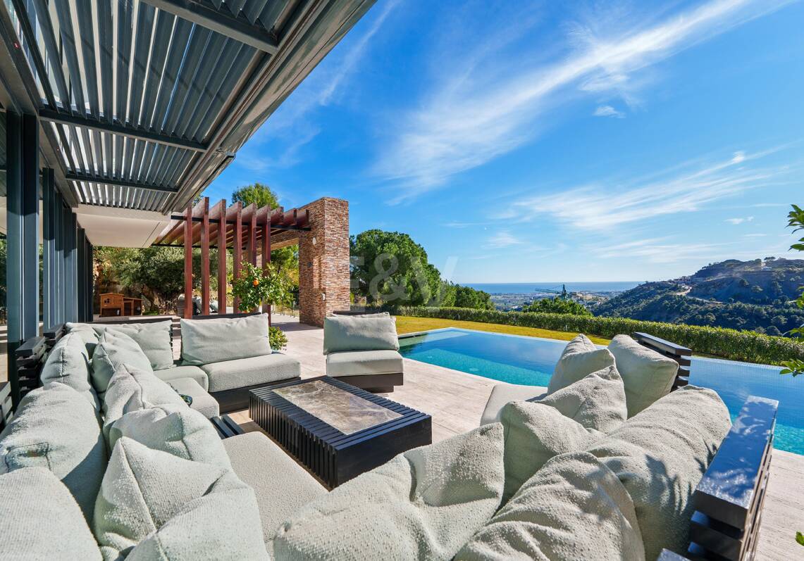 Villa de lujo de cinco dormitorios en ladera con vistas panorámicas en El Madroñal