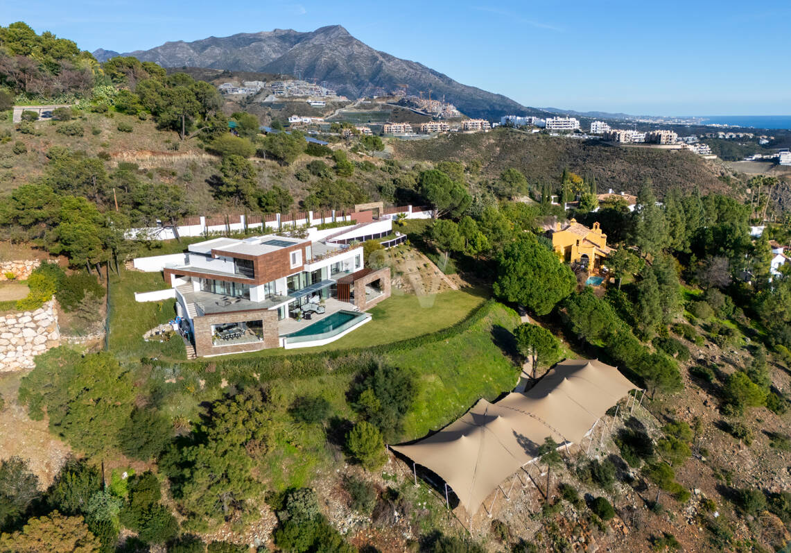 Villa de lujo de cinco dormitorios en ladera con vistas panorámicas en El Madroñal