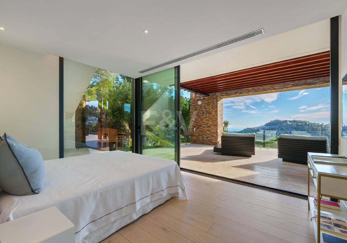 Villa de lujo de cinco dormitorios en ladera con vistas panorámicas en El Madroñal