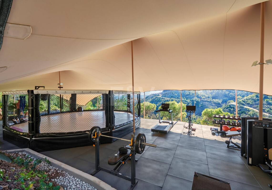 Villa de lujo de cinco dormitorios en ladera con vistas panorámicas en El Madroñal