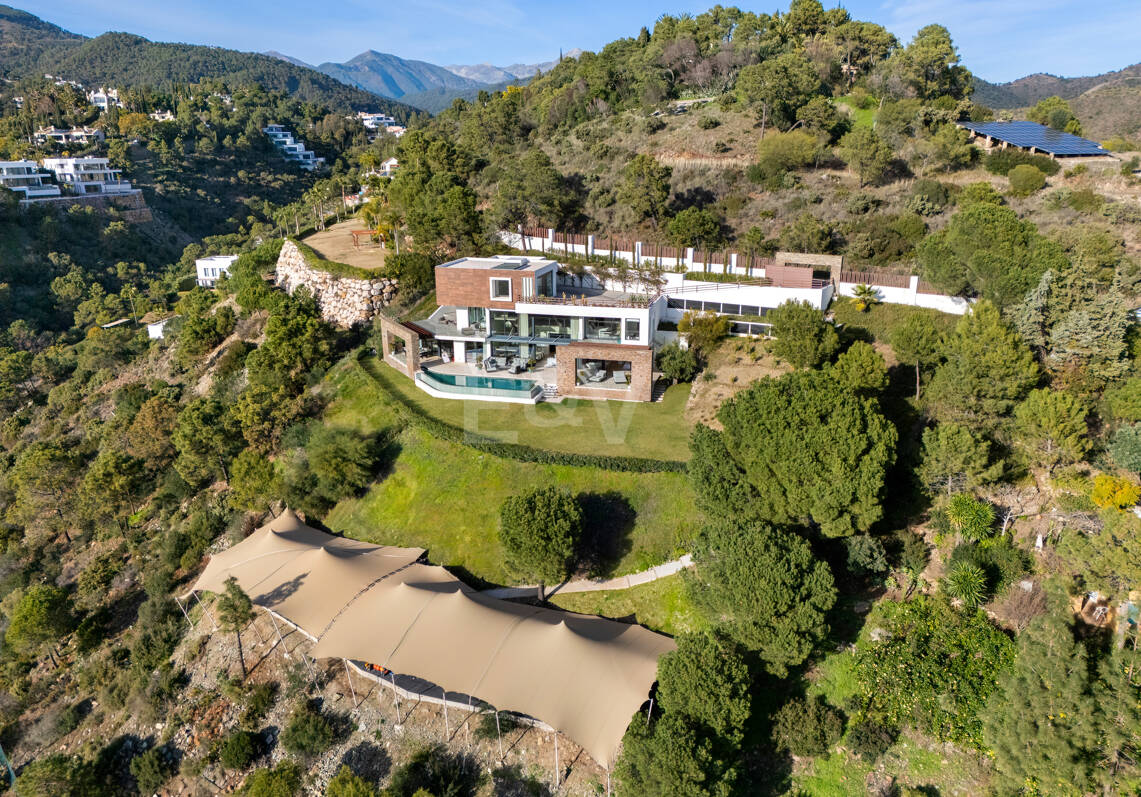 Villa de lujo de cinco dormitorios en ladera con vistas panorámicas en El Madroñal
