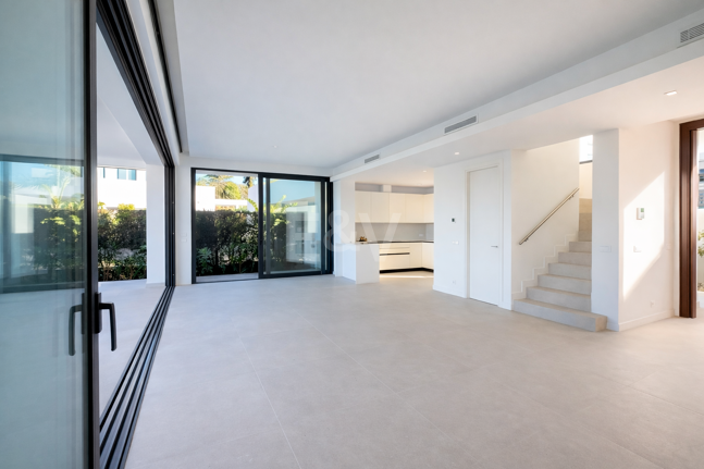 Ljus modern villa med utsikt över solnedgången nära Marbella stad