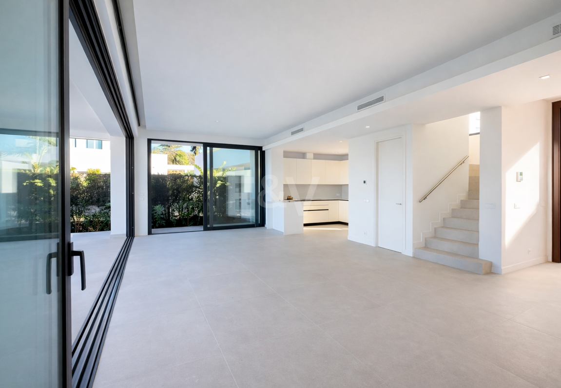 Ljus modern villa med utsikt över solnedgången nära Marbella stad