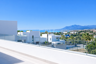 Ljus modern villa med utsikt över solnedgången nära Marbella stad