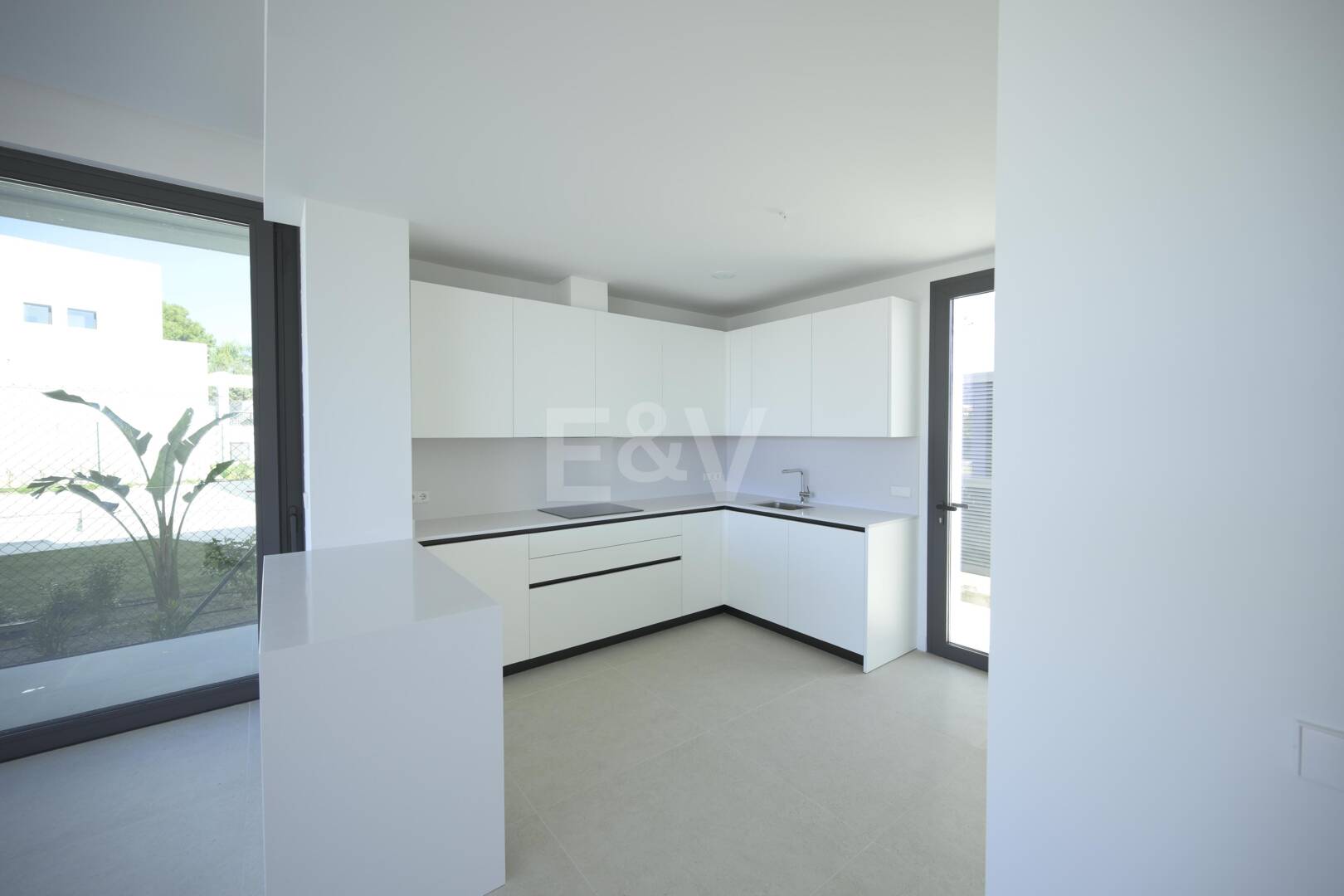 Ljus modern villa med utsikt över solnedgången nära Marbella stad