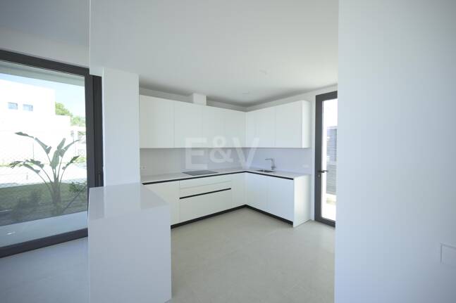 Ljus modern villa med utsikt över solnedgången nära Marbella stad