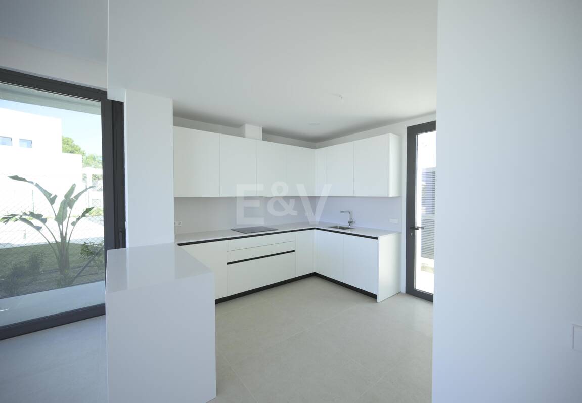 Ljus modern villa med utsikt över solnedgången nära Marbella stad