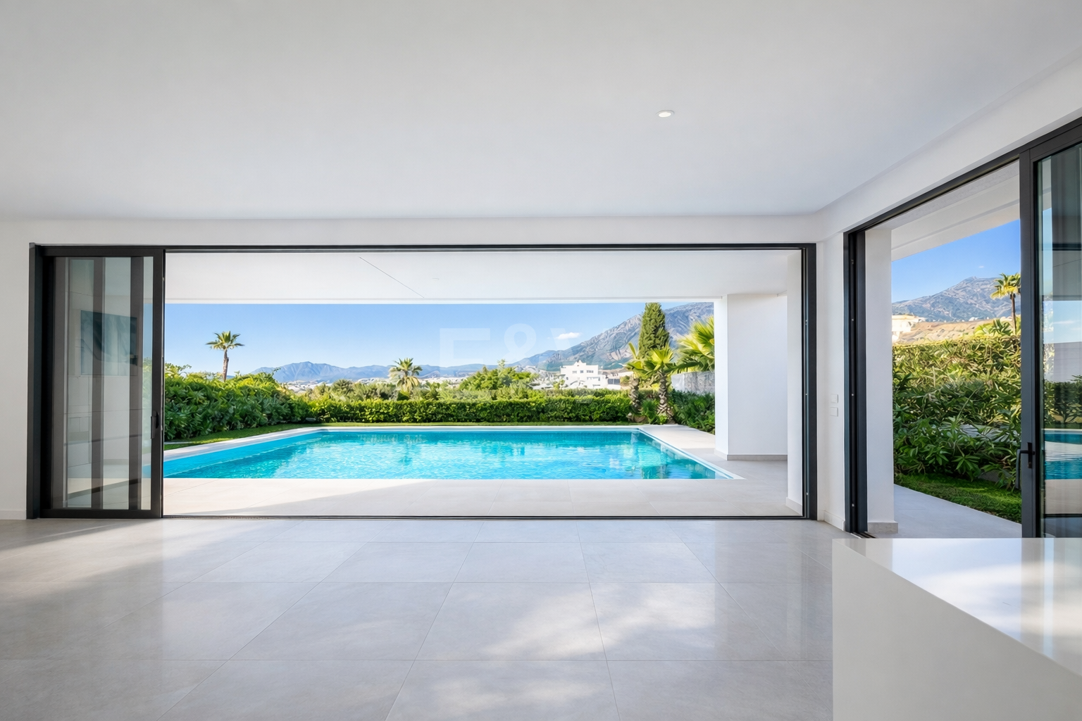 Luminosa villa contemporánea con vistas al atardecer cerca de la ciudad de Marbella