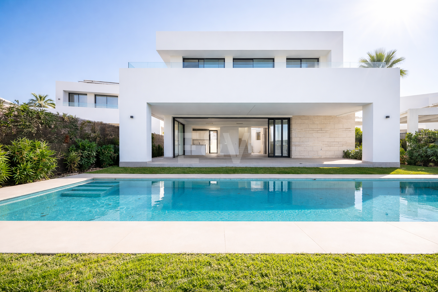 Luminosa villa contemporánea con vistas al atardecer cerca de la ciudad de Marbella
