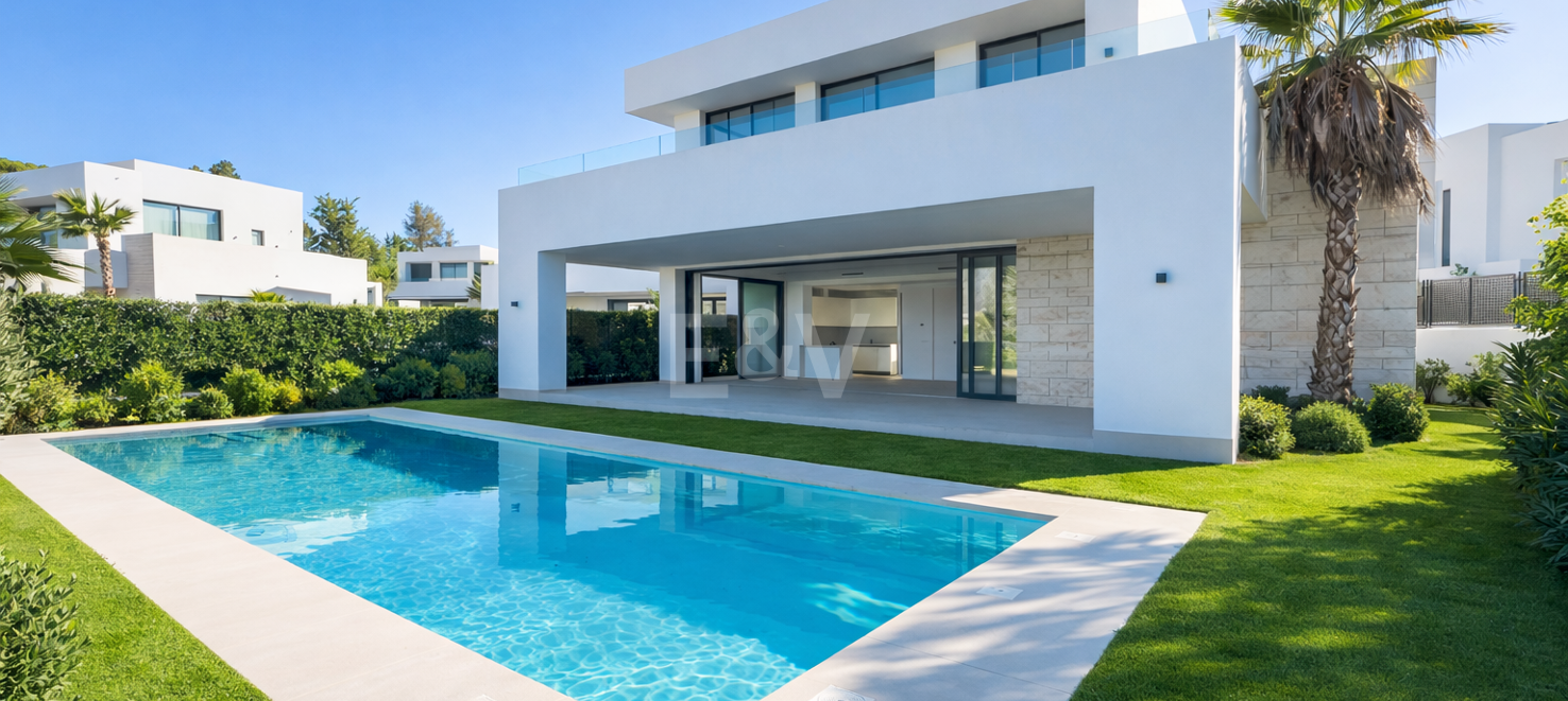 Luminosa villa contemporánea con vistas al atardecer cerca de la ciudad de Marbella