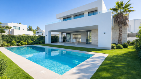 Luminosa villa contemporánea con vistas al atardecer cerca de la ciudad de Marbella