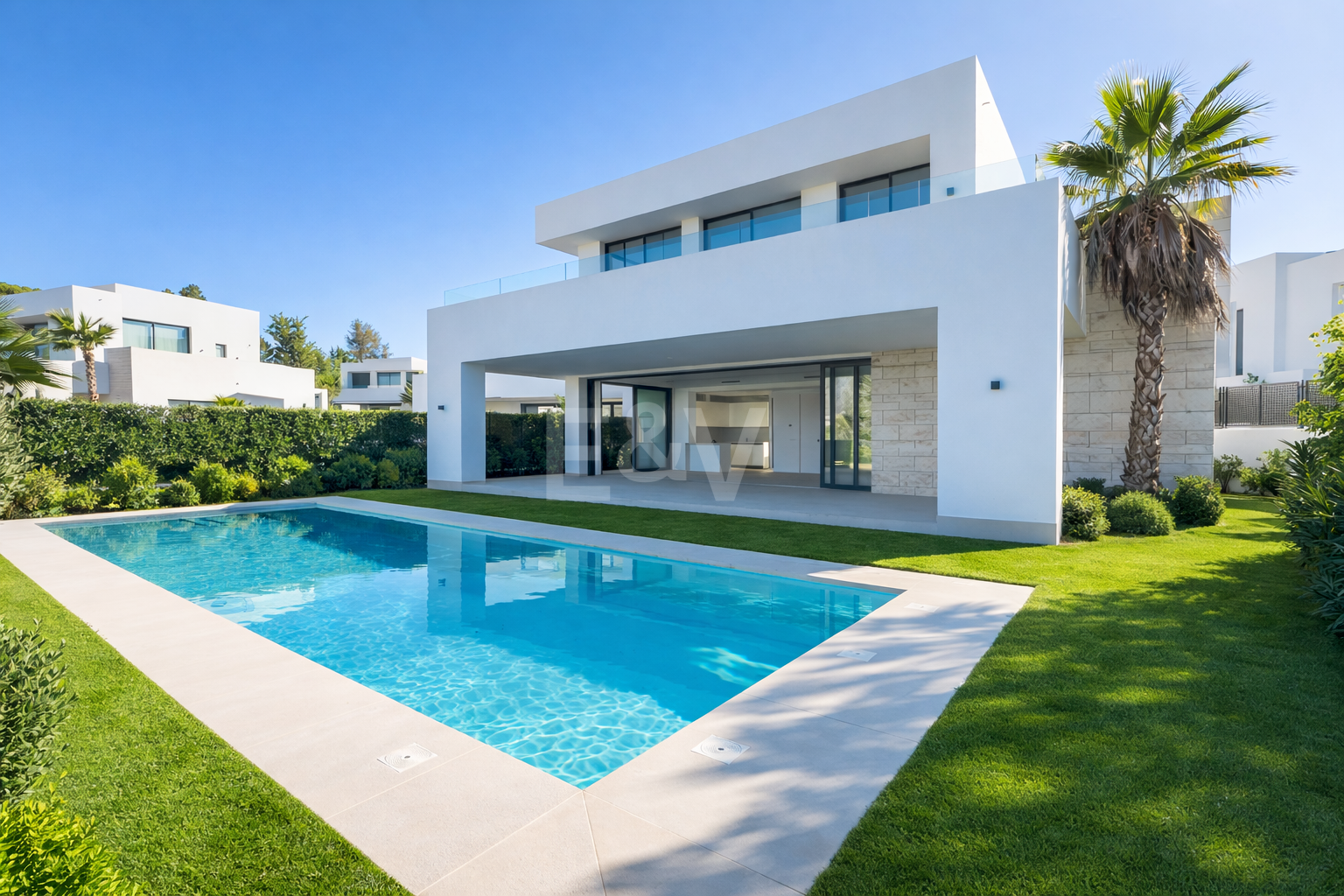 Luminosa villa contemporánea con vistas al atardecer cerca de la ciudad de Marbella