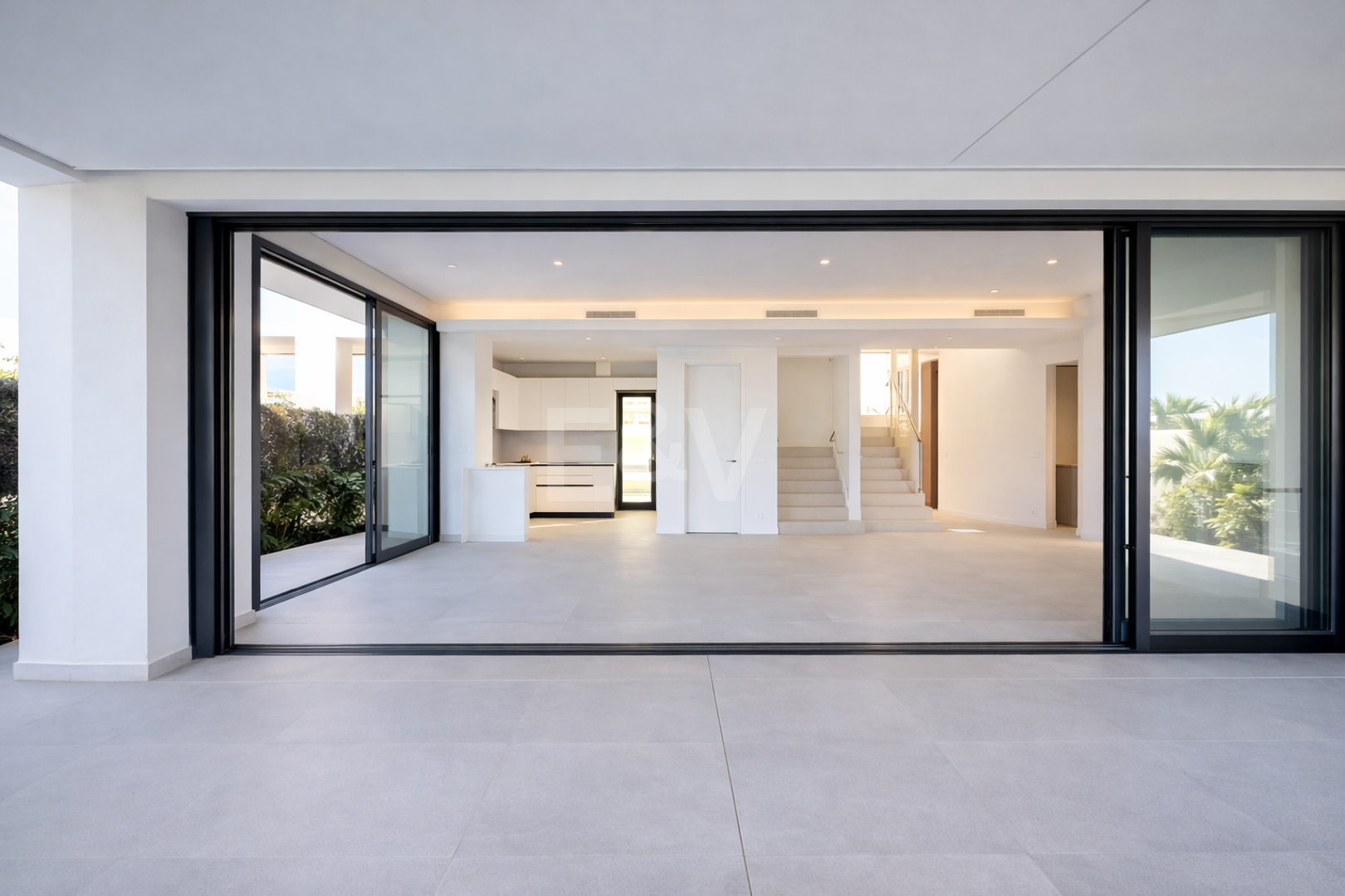 Ljus modern villa med utsikt över solnedgången nära Marbella stad