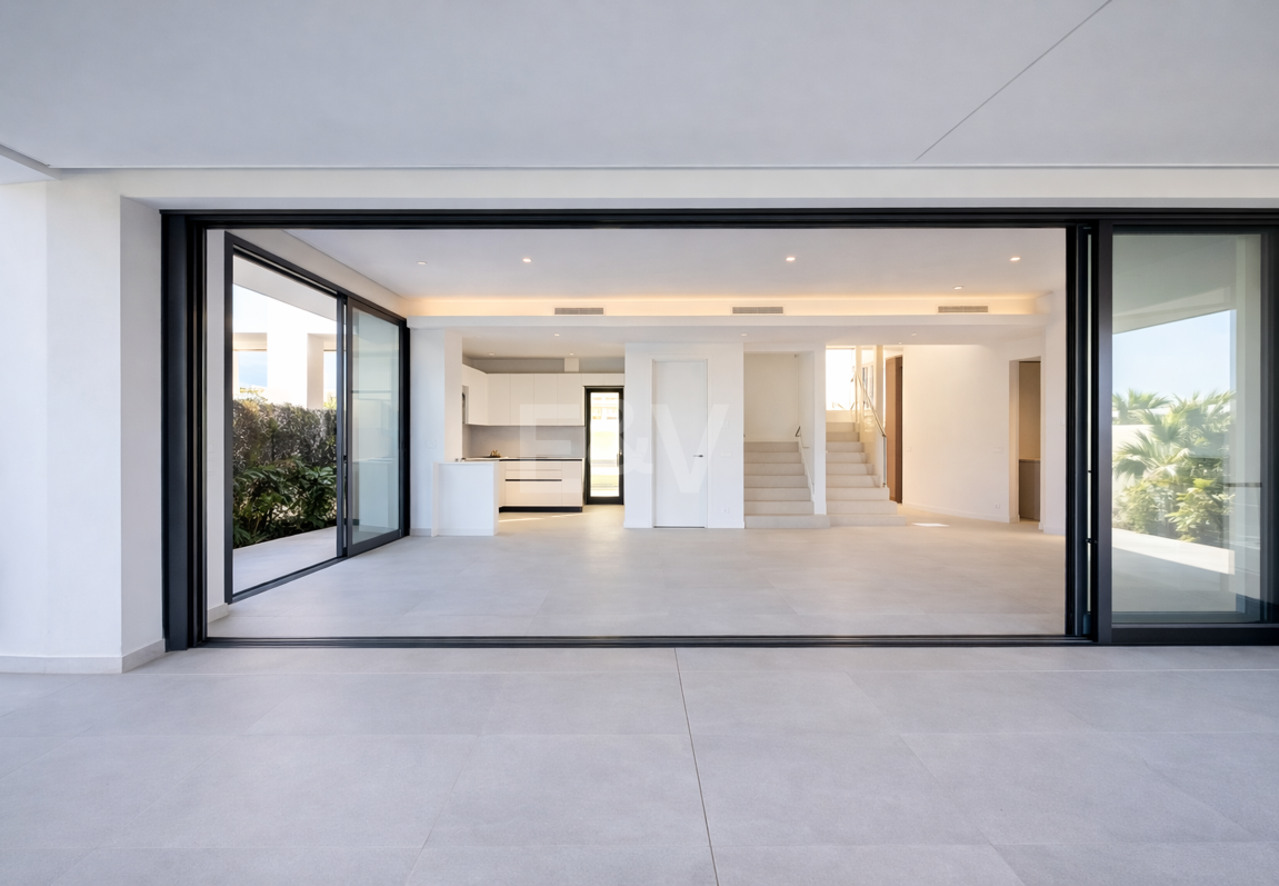 Ljus modern villa med utsikt över solnedgången nära Marbella stad