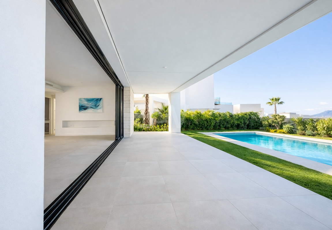 Ljus modern villa med utsikt över solnedgången nära Marbella stad