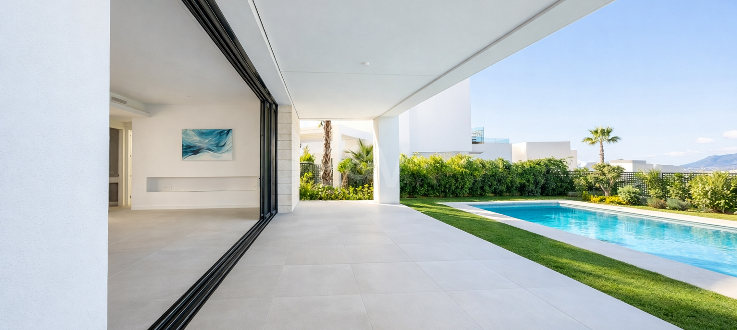 Luminosa villa contemporánea con vistas al atardecer cerca de la ciudad de Marbella
