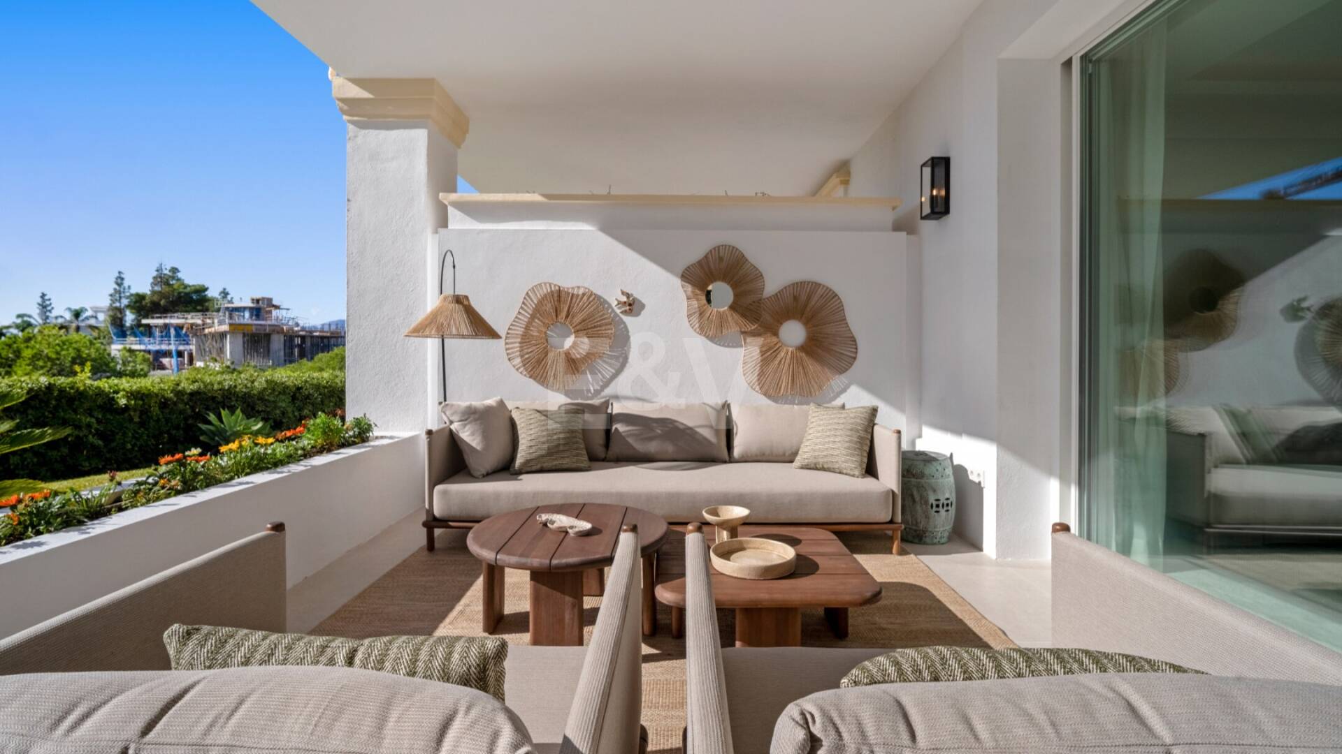 Luxuriöse Gartenwohnung an der Goldenen Meile mit Resort‑Einrichtungen