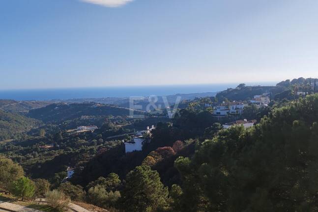 Stilvolle Villa in Hanglage auf Großzügigem Grundstück mit Panoramablick auf das Meer