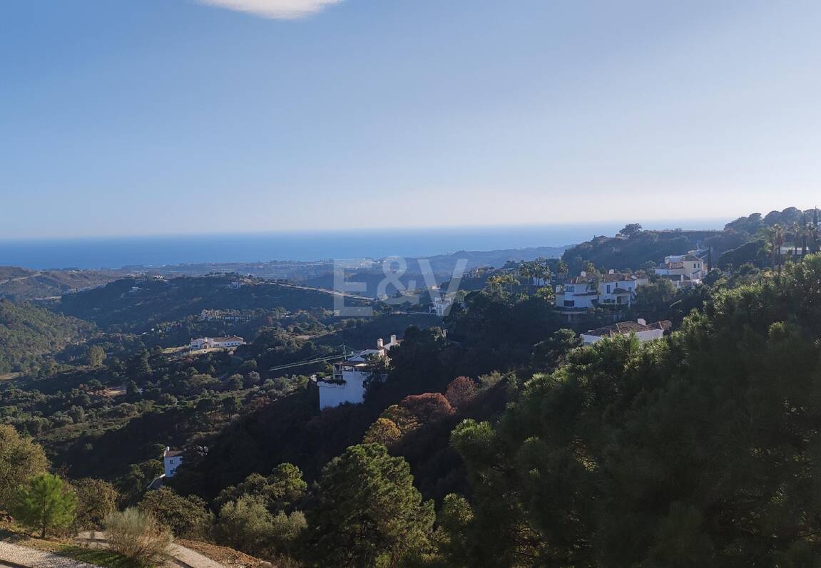 Stilvolle Villa in Hanglage auf Großzügigem Grundstück mit Panoramablick auf das Meer