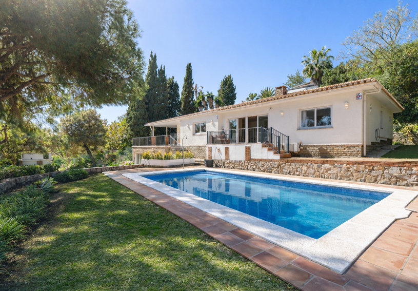 Beachside Villa with Private Pool Just Steps from the Beach