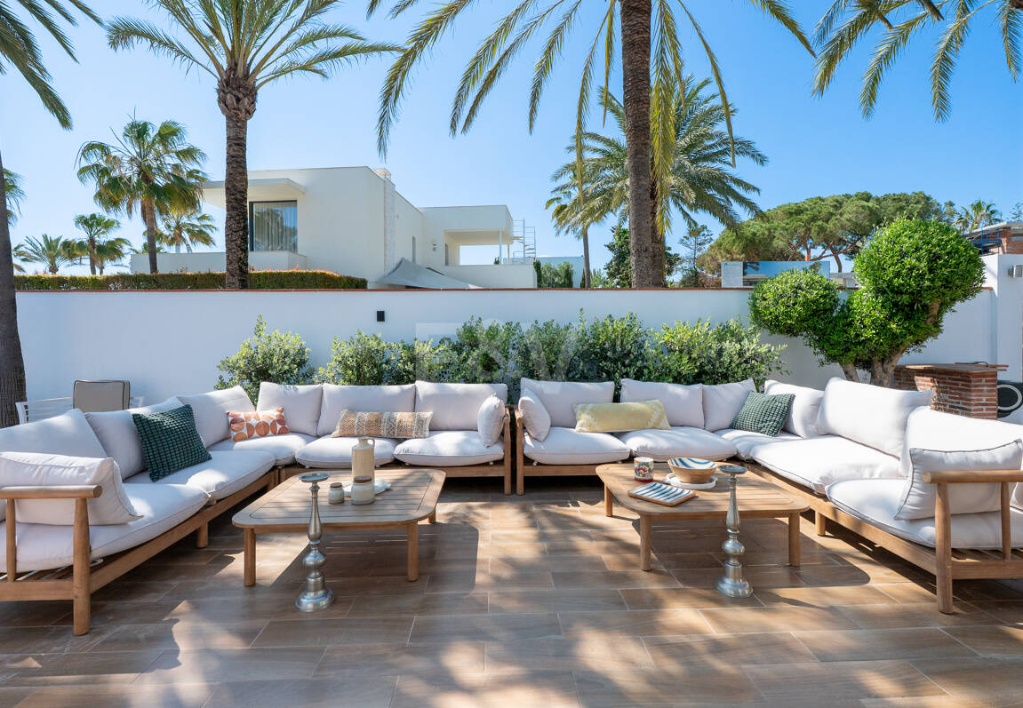 Modern Beachfront Villa with Sea Views and Advanced Smart-Home Technology