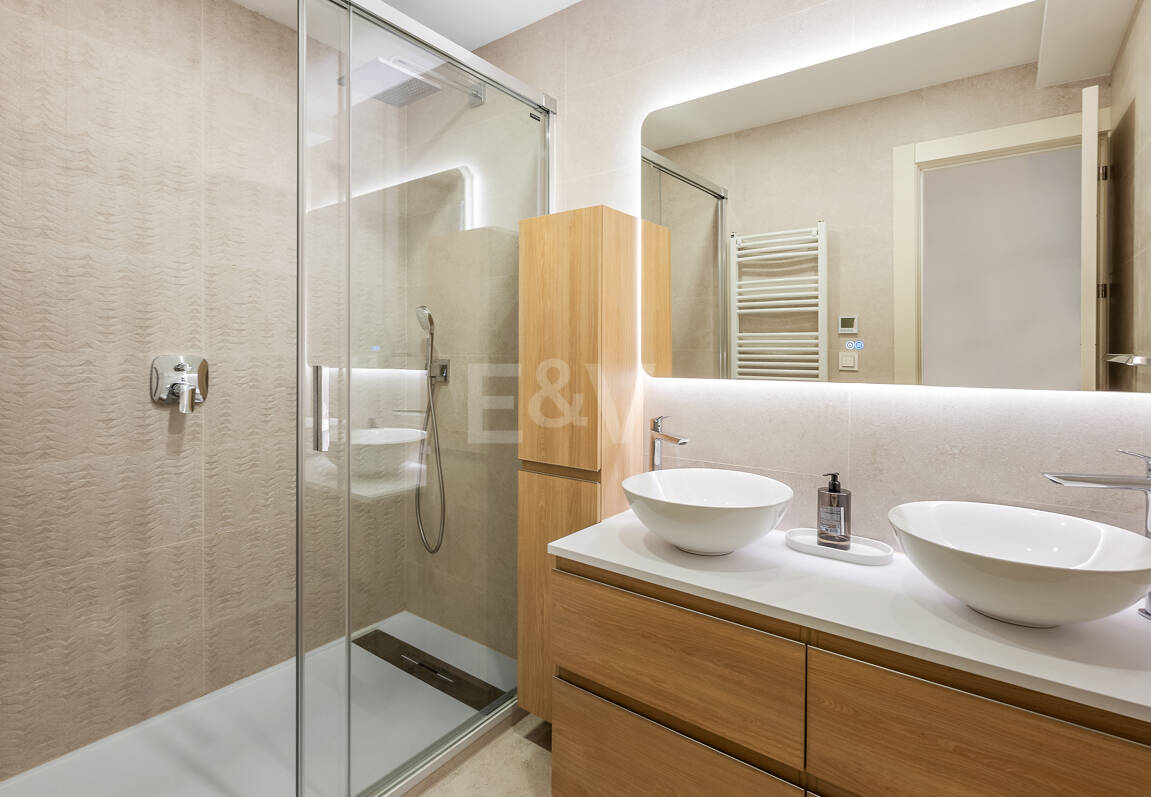 Modern Beachfront Villa with Sea Views and Advanced Smart-Home Technology