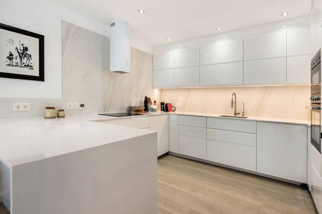 Modern Beachfront Villa with Sea Views and Advanced Smart-Home Technology