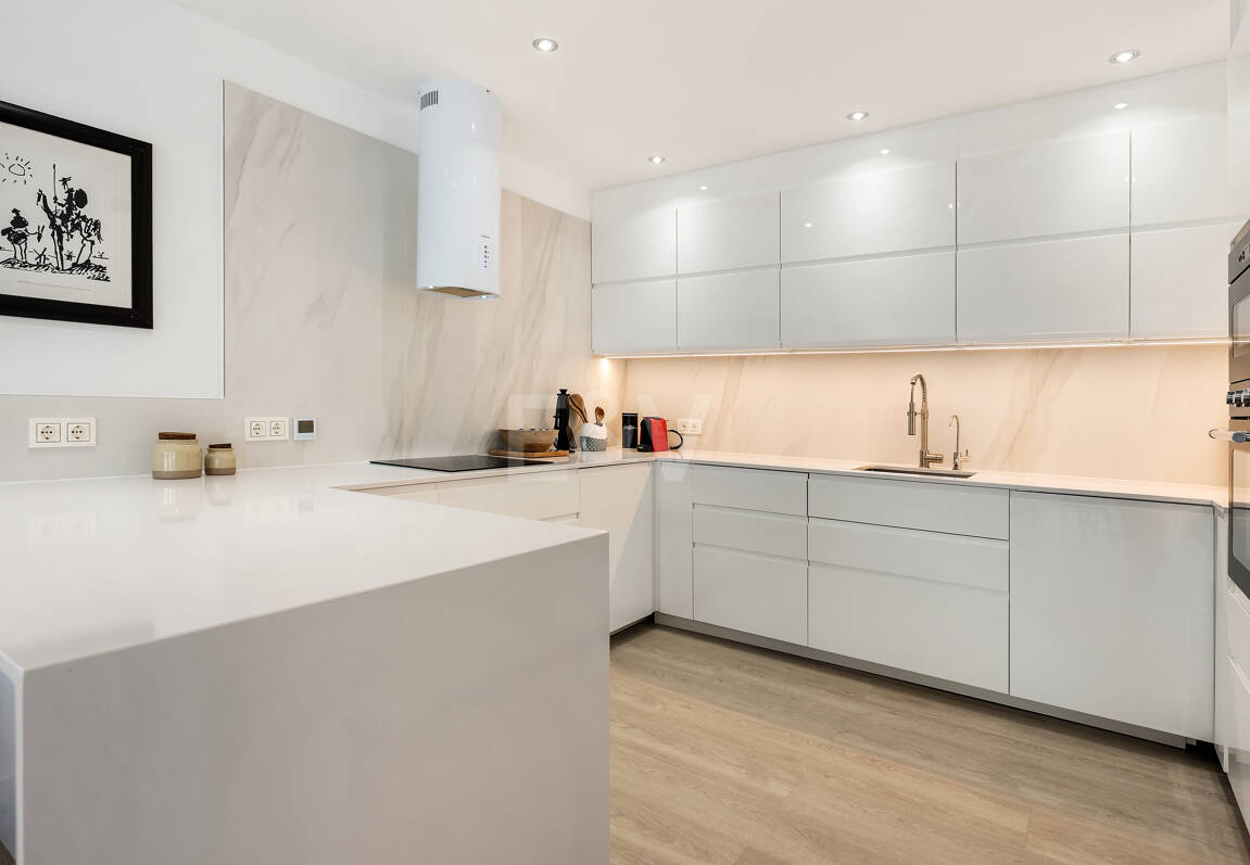 Modern Beachfront Villa with Sea Views and Advanced Smart-Home Technology