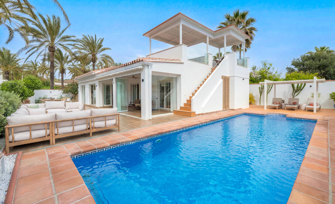 Villa de lujo completamente renovada a pocos pasos de la playa en Cabopino y Marbesa, idealmente situada en la exclusiva...
