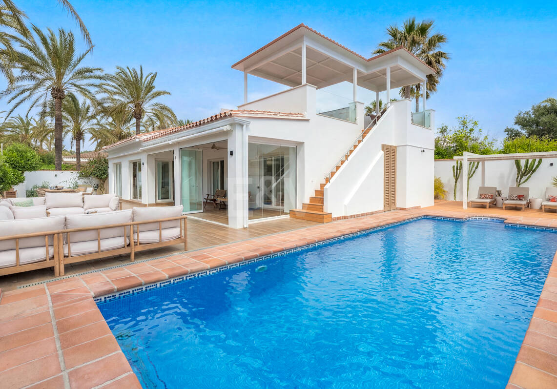 Moderne Strandvilla mit Meerblick und fortschrittlicher Smart-Home-Technologie