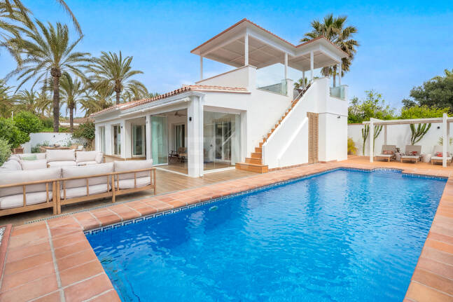 Modern Beachfront Villa with Sea Views and Advanced Smart-Home Technology
