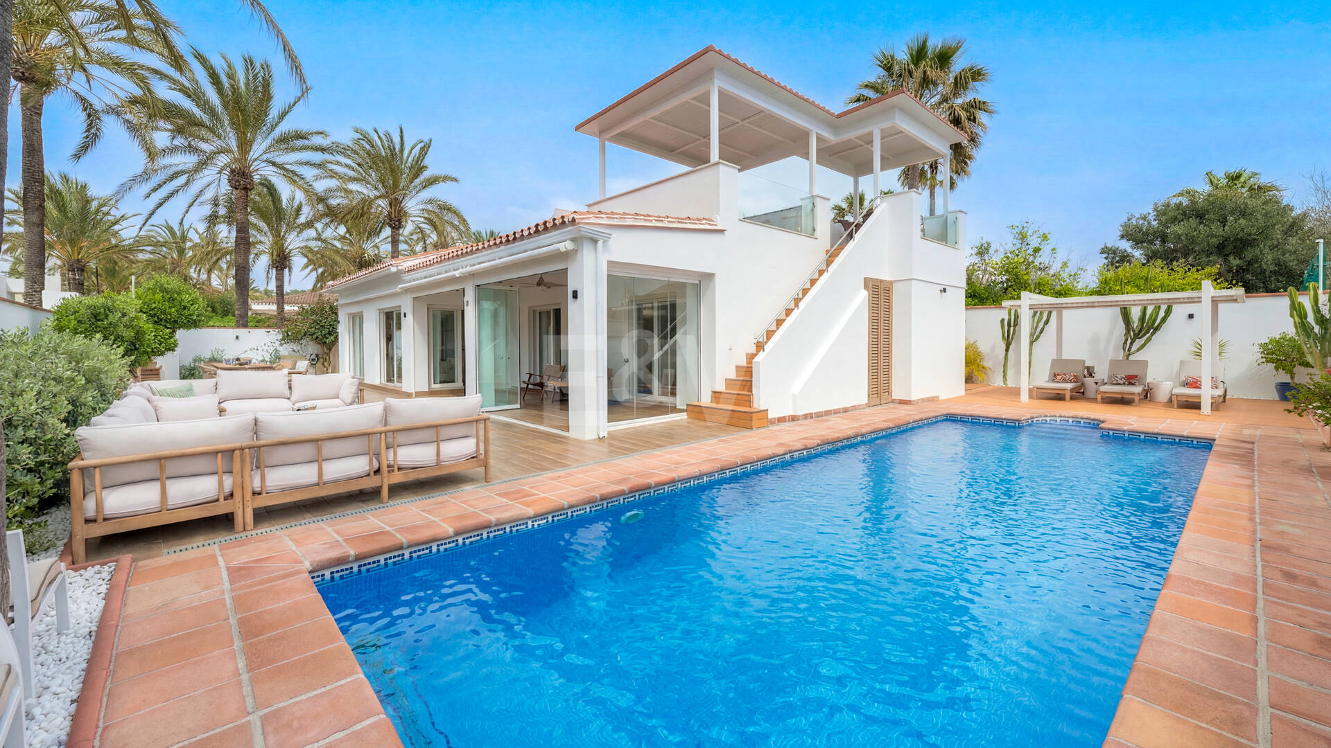 Modern Beachfront Villa with Sea Views and Advanced Smart-Home Technology