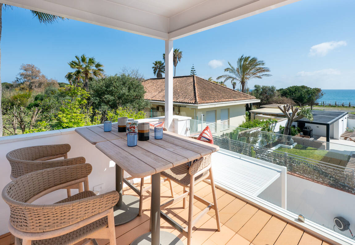 Modern Beachfront Villa with Sea Views and Advanced Smart-Home Technology